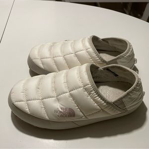 North face Women’s Slippers. So comfortable! Size 9. In excellent condition.